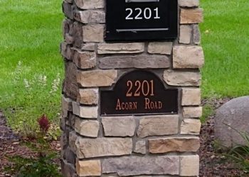 Natural stone pillars for elegant entrances in St. Augusta